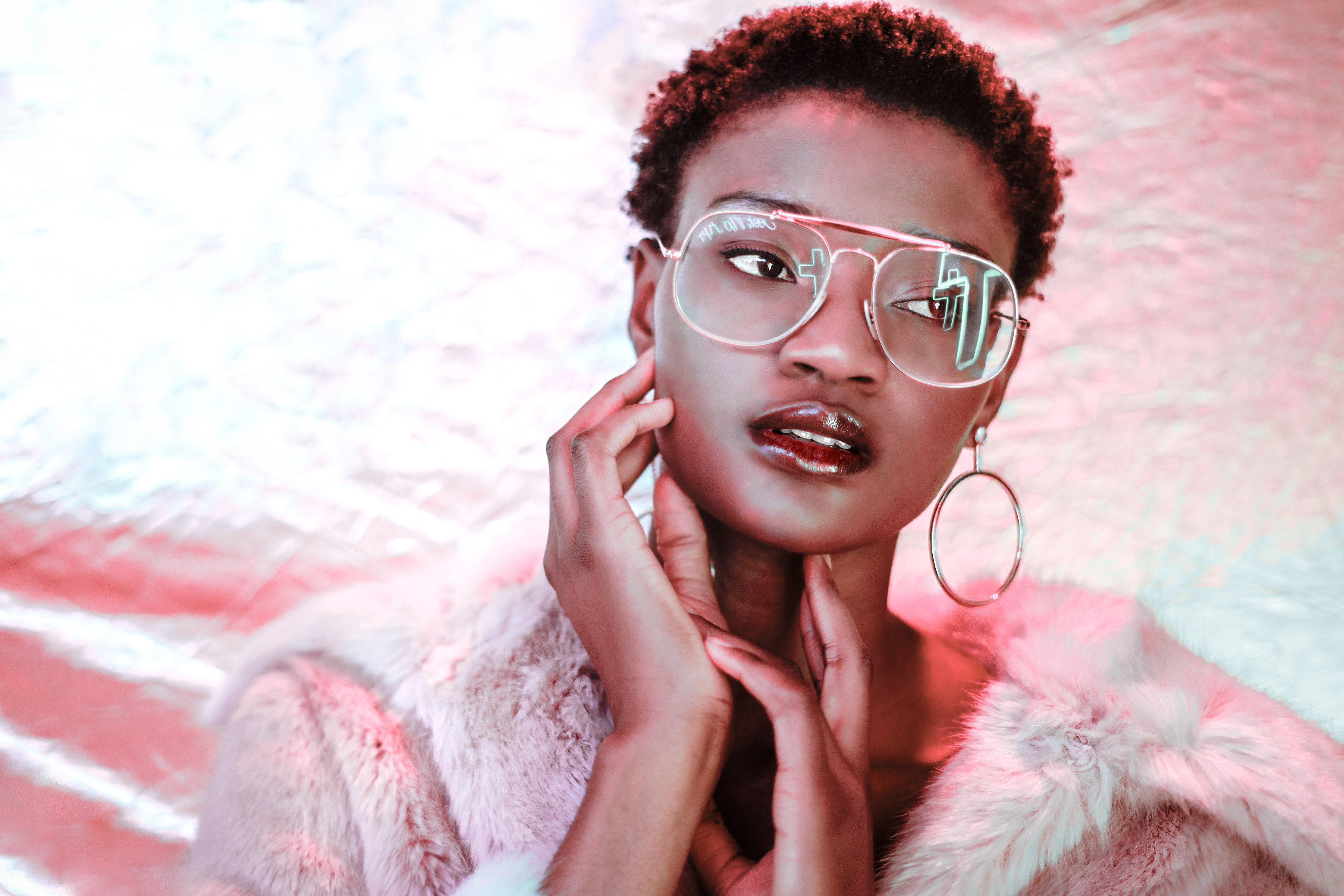 Fashionmodel in weißem Pelz