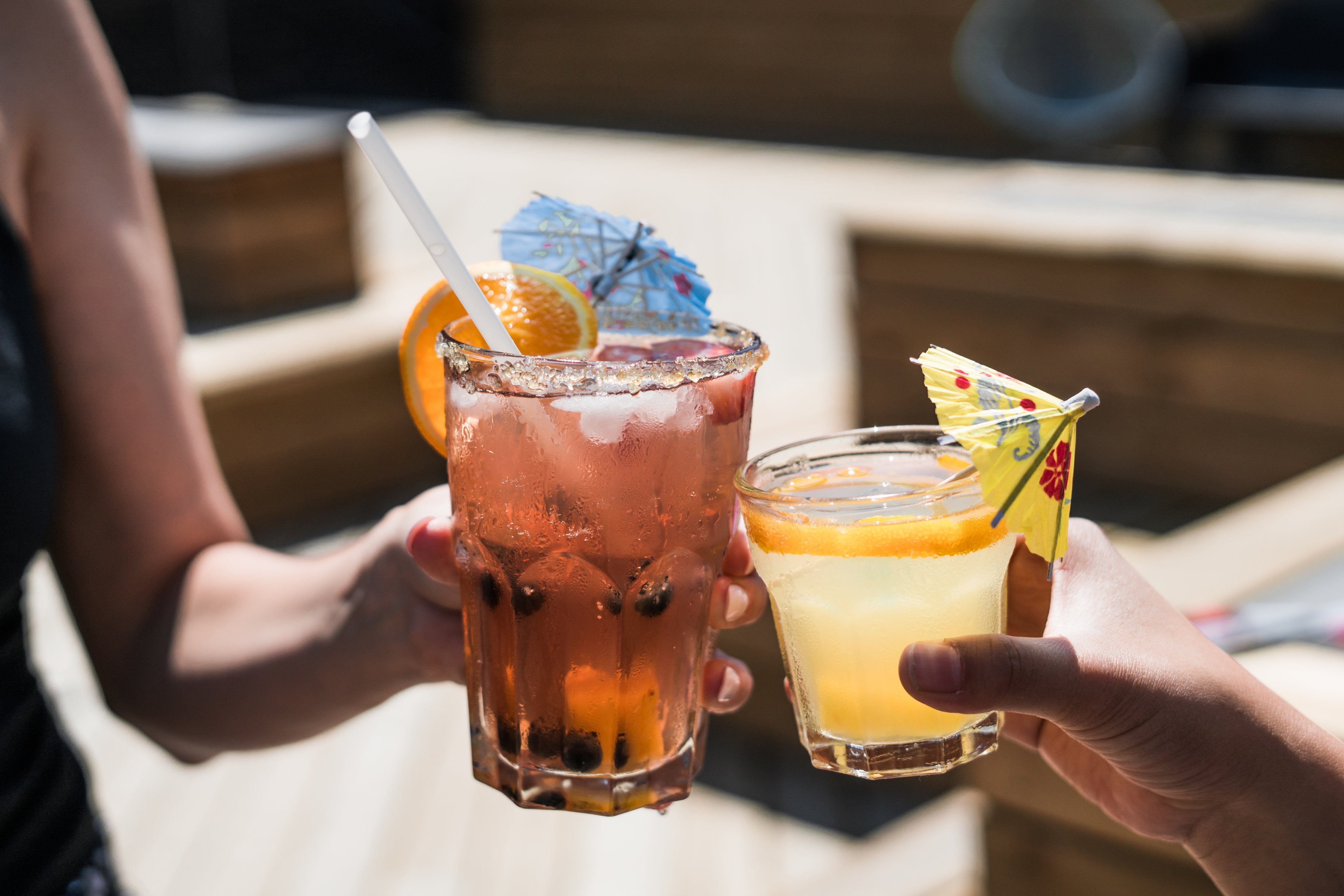 Sommerdrinks anstoßen
